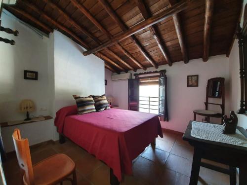 蒙特哈克Casita del Niño Rey的一间在房间内配有红色床的卧室
