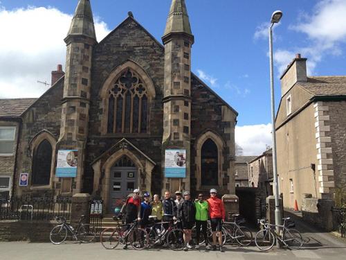 柯比斯蒂芬柯比斯蒂芬旅馆的一群人站在教堂前,骑着自行车
