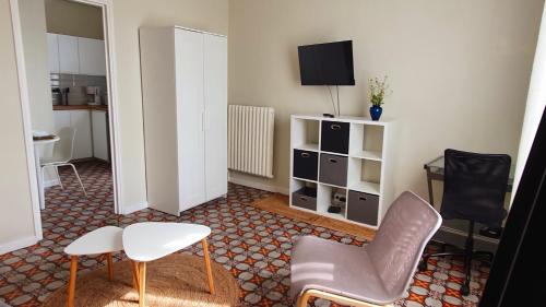 索米耶尔Studio Sommieres的客厅配有椅子和电视