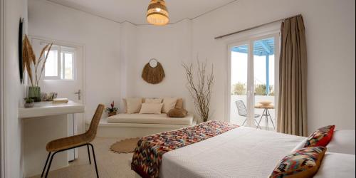 佩里萨Cal Day Rooms Santorini的一间卧室配有一张床、一把椅子和一张沙发