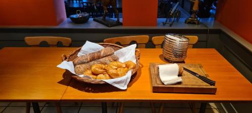 伯尔尼Hotel & Restaurant Sternen Köniz bei Bern的一张桌子,上面有一篮面包和一盘面包