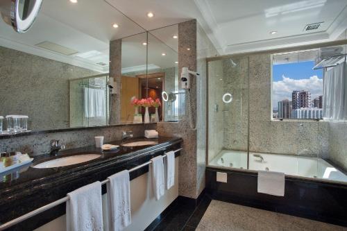 里约热内卢温莎芭拉酒店的浴室配有两个盥洗盆和浴缸。