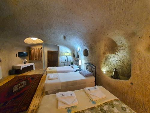 格雷梅卡拉杜特凯芙酒店的洞穴式客房设有一间带两张床的卧室