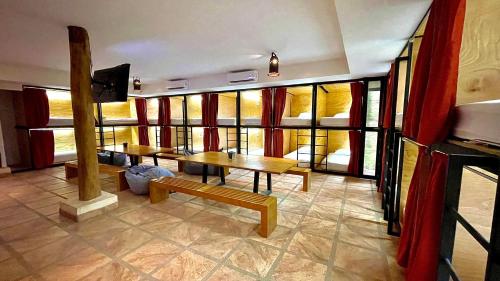塔尔科莱斯Hotel Cerro Lodge的客房设有桌子、长凳和窗户。