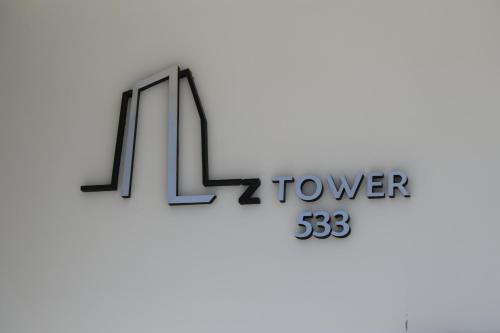 玛德琳港Z TOWER Centro y Playa的塔的标志在elsen companyelsen总部拍摄