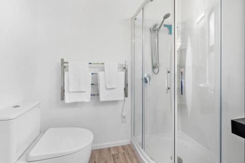 陶波Acacia Heights - Garden Cottage - Taupo的带淋浴和卫生间的白色浴室