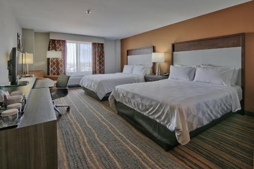 Holiday Inn & Suites Albuquerque-North I-25, an IHG Hotel客房内的一张或多张床位