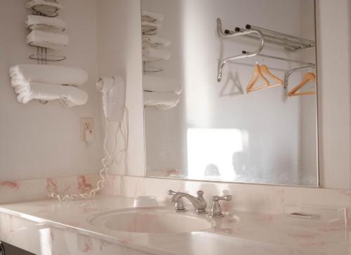 Haysville海斯维尔快捷酒店的白色的浴室设有水槽和镜子