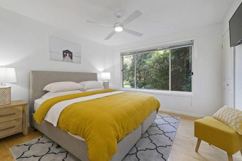 麦夸里港Watonga Waves的一间卧室设有一张大床和一个窗户。