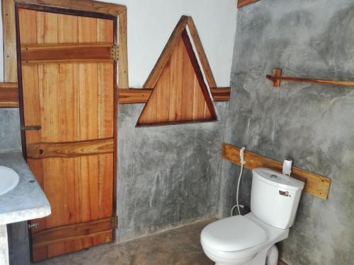丹不拉Sigiriya Freedom Lodge的一间带卫生间和水槽的浴室