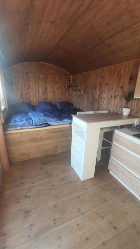 VěstoňoviceMaringotka/tiny house SEN VYSOČINA的小房间,配有床和书桌