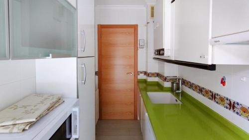 Apartamento con piscina y WIFI a 100 metros de la playa en Somo的一间浴室