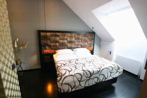 维也纳Hotel Vienna beim Prater的一间卧室配有一张大床和木制床头板