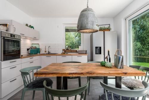 佩佩洛Reetdachhäuser Pepelow的厨房配有木桌和绿色椅子