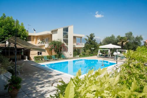 康托卡利Tranquil Apartments Corfu的度假村内带游泳池的别墅