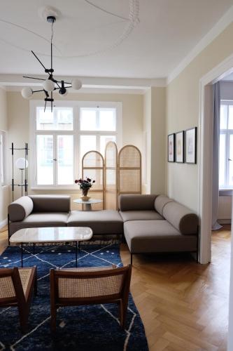 魏玛Design Apartments Weimar Altstadt的客厅配有沙发和桌子