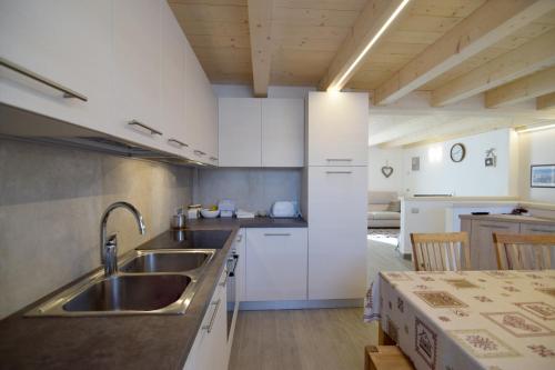 卡拉诺APPARTAMENTO GIRASOLE的厨房配有水槽和台面