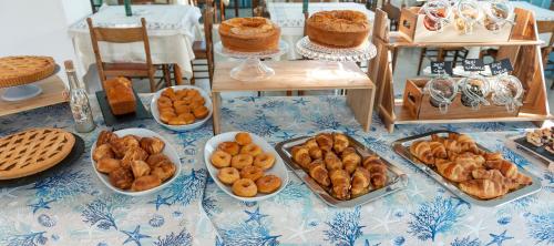 托尔托雷托Hotel Capitano的餐桌上摆放着各种面包和蛋糕