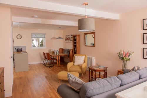 布罗德福德Croft4的客厅配有沙发和桌子
