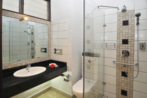 蒙巴萨巴哈里海滩酒店的一间带水槽和淋浴的浴室