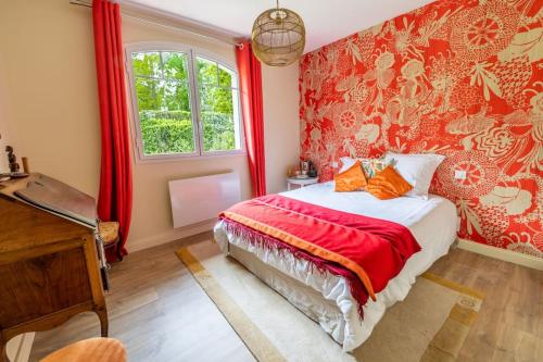 勒图凯-巴黎普拉日Bons Baisers du Touquet - Villa Caracole的一间卧室配有一张带红色窗帘的床和一扇窗户