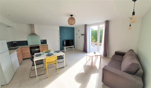 艾克斯莱班LA PIERRINA - Marmotte - Appart 3 étoiles的带沙发和桌子的客厅以及厨房。