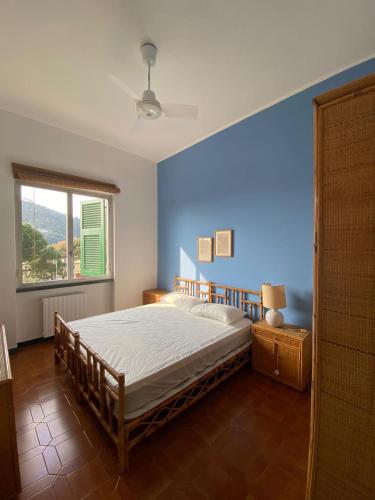 博纳索拉Aurea Bonassola的一间卧室设有一张床和蓝色的墙壁