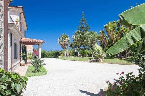 圣亚加塔·迪·米利特Rosmarino Park的棕榈树车道和房屋