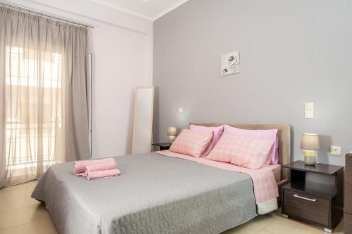 扎金索斯镇Agios Pavlos Corner Vacation House Zakinthos的卧室配有一张带粉红色枕头的大床