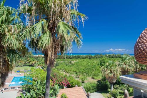 圣亚加塔·迪·米利特Rosmarino Park的从棕榈树度假村的阳台可以欣赏到风景