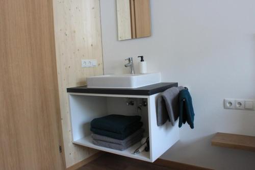 施科佩尔瑙Bergreich Appartement 2的浴室设有水槽和一堆毛巾