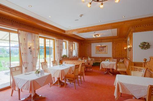 瓦兹蓝哈古酒店的一间在房间内配有桌椅的餐厅