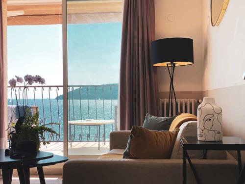土伦加考尼西贝斯特韦斯特酒店的带沙发的客厅,享有海景