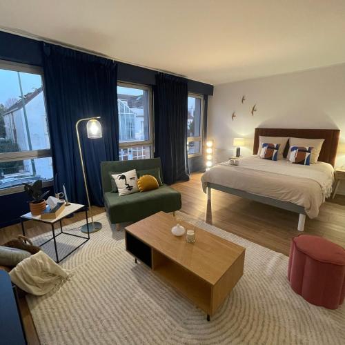 奥祖瓦尔-拉费里耶尔Appartement Entre Paris et Disney的一间卧室设有一张床和一间客厅。