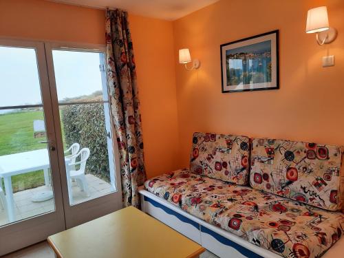 洛克马里亚Maison avec vue sur mer dans Résidence Marie Galante的带沙发和窗户的客厅