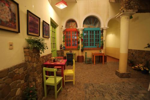 塔里哈Hostel Cultural Pata y Perro的大楼内带桌椅的房间