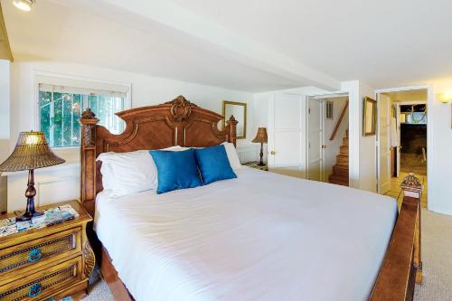 拉古纳海滩Laguna Beach Oceanfront的一间卧室配有一张带蓝色枕头的大床