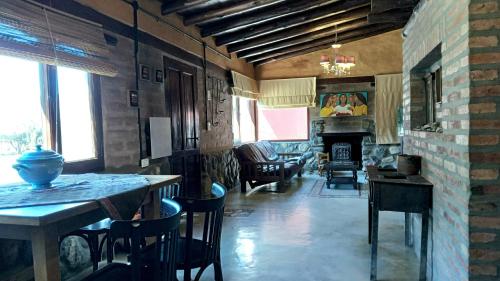 卡奇米拉路纳博德加精品酒店的客厅配有桌子和壁炉