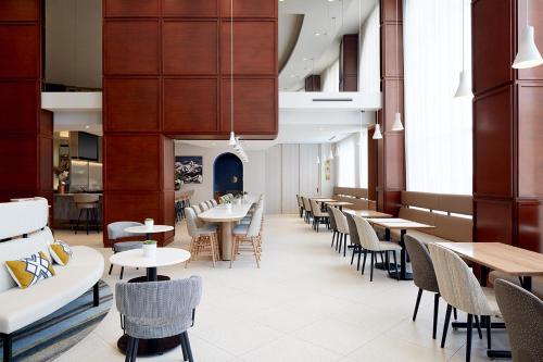 多瓦尔Holiday Inn & Suites Montreal Airport的用餐室配有桌椅