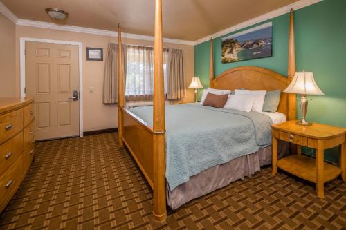 蒙特雷美洲最佳价值客栈汽车旅馆的一间卧室配有一张带木制床架的床