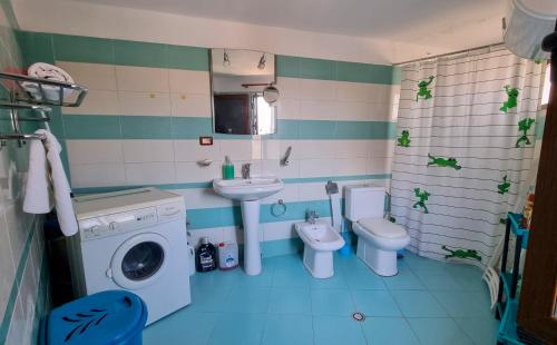 培拉特Dhimitri Apartment的一间带洗衣机和两个卫生间的浴室