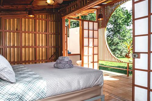 Hone CreekThe Mimosas - Beautiful Unique Container Homes with Pool的一间卧室设有一张床和一个开放式门