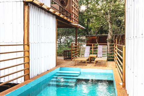 Hone CreekThe Mimosas - Beautiful Unique Container Homes with Pool的一座房子后院的游泳池