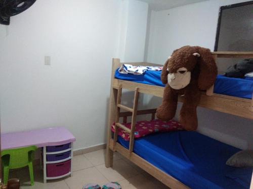 巴兰基亚Encantadora casa con ambiente guajiro 2的一间卧室配有一张双层床,里面放着一只动物