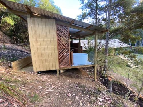 WaipapaLynx Lodge的山丘上的小小棚子,里面装有浴缸