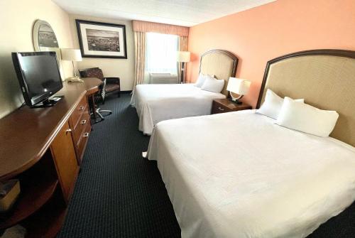 威克利夫法尔布里奇克利夫兰东酒店的酒店客房设有两张床和电视。