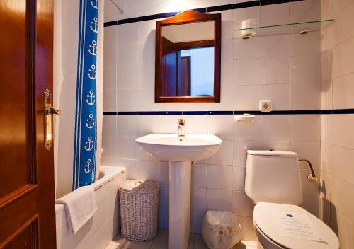 圣何塞阿塔拉亚酒店的一间带水槽、卫生间和镜子的浴室