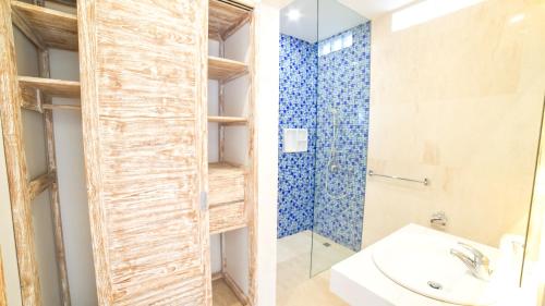 沙努尔Ocean Star Apartment Sanur的带淋浴和盥洗盆的浴室