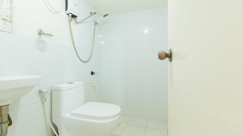 伊洛伊洛Skyleigh Apartelle by RedDoorz的带淋浴和卫生间的白色浴室