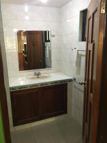 长滩岛Swahili Apartelle的一间带水槽和镜子的浴室